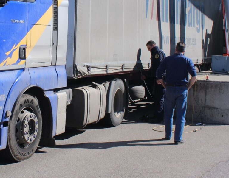 A Moroccan tried to sneak into the country in the chassis of a truck